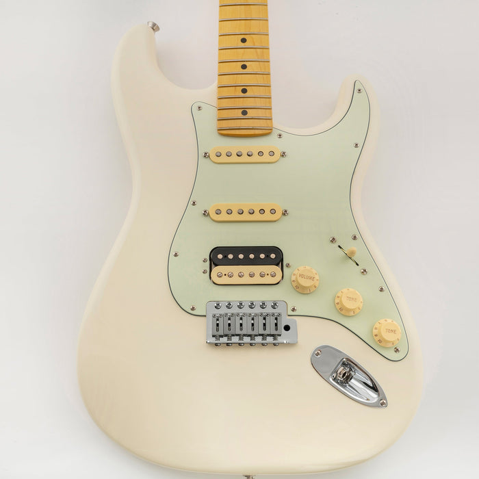 Musiclily Pro 11穴 ラウンドコーナー HSS STタイプピックガード USA/メキシコStratストラトギター用 3点止めオープンタイプのハムバッキングピックアップ 4プライ エイジドホワイトパール