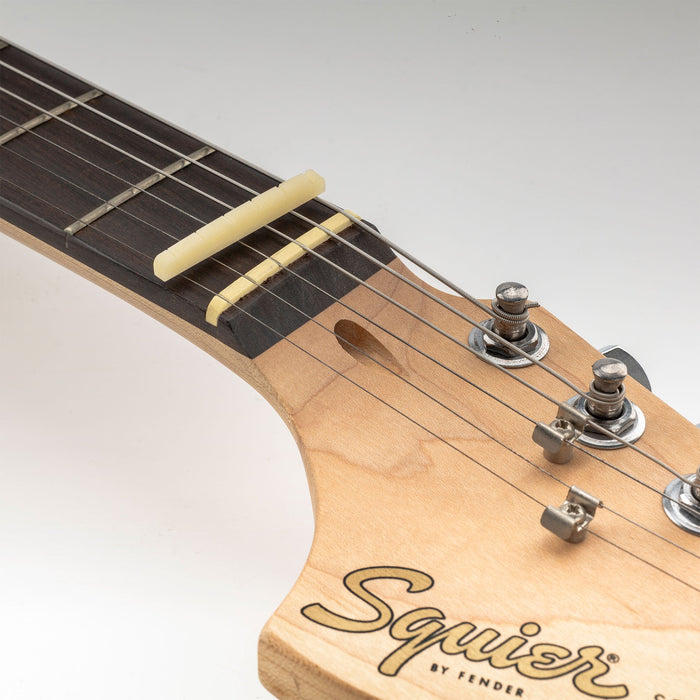 6弦スクワイアーアフィニティーストラトテレスタイルのエレキギター用ミュージックリリーPro 40.5x3x5mmフラットボトムスロット入り骨製ナット(2個セット)