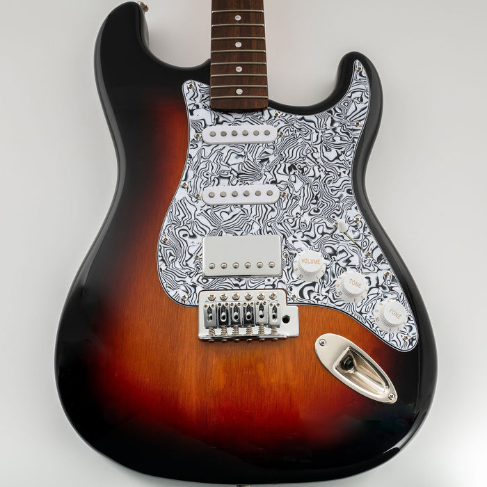 Musiclily Pro HSS 11穴 STピックガードとバックプレートセット USA/メキシコスタンダードFender Stratストラトエレキギター用 3プライ ホワイト