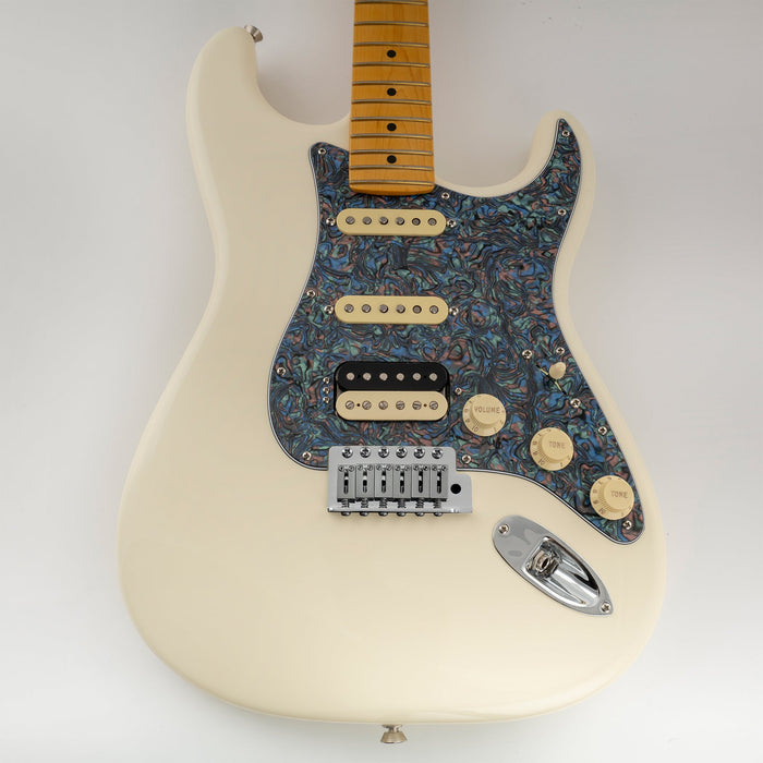 Musiclily Pro 11穴 ラウンドコーナー HSS STタイプピックガード USA/メキシコStratストラトギター用 4点止めオープンタイプのハムバッキングピックアップ 4プライ エイジドホワイトパール