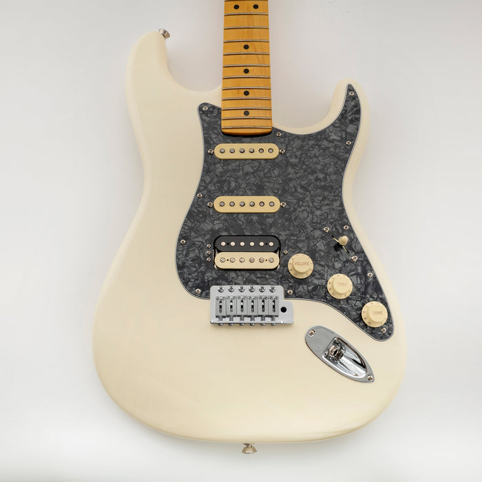 Musiclily Pro 11穴 ラウンドコーナー HSS STタイプピックガード USA/メキシコStratストラトギター用 4点止めオープンタイプのハムバッキングピックアップ 4プライ エイジドホワイトパール