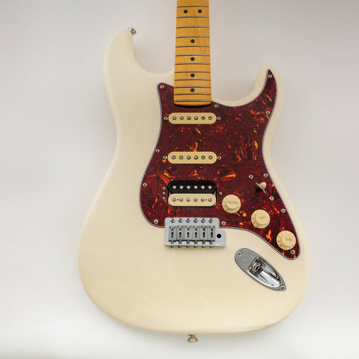 Musiclily Pro 11穴 ラウンドコーナー HSS STタイプピックガード USA/メキシコStratストラトギター用 4点止めオープンタイプのハムバッキングピックアップ 4プライ エイジドホワイトパール