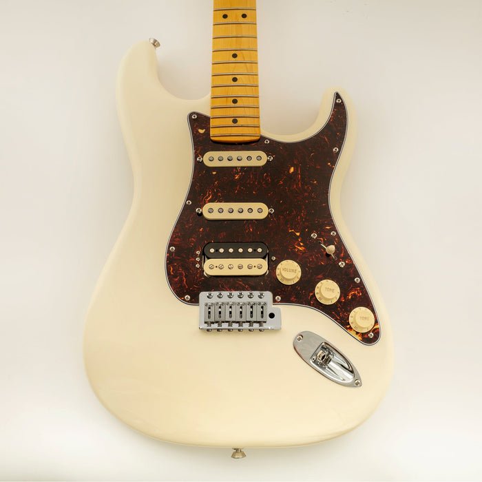 Musiclily Pro 11穴 ラウンドコーナー HSS STタイプピックガード USA/メキシコStratストラトギター用 4点止めオープンタイプのハムバッキングピックアップ 4プライ エイジドホワイトパール