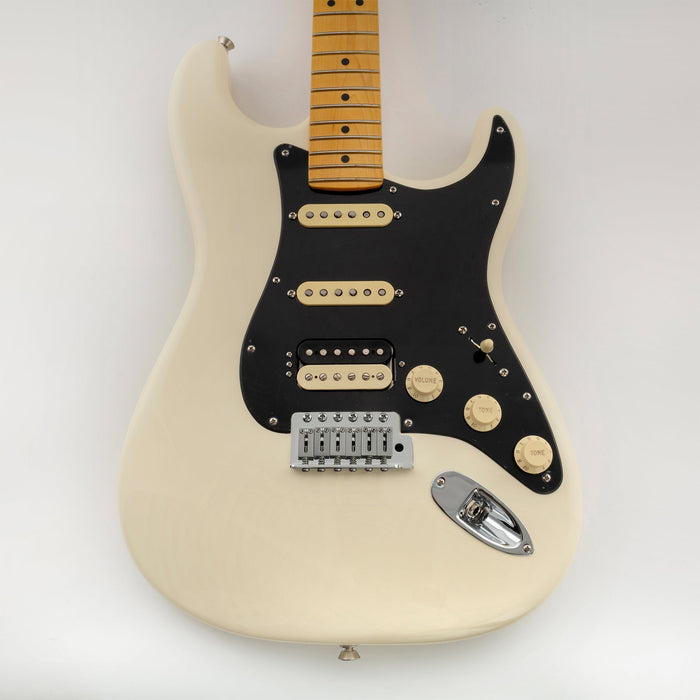 Musiclily Pro 11穴 ラウンドコーナー HSS STタイプピックガード USA/メキシコStratストラトギター用 4点止めオープンタイプのハムバッキングピックアップ 4プライ エイジドホワイトパール