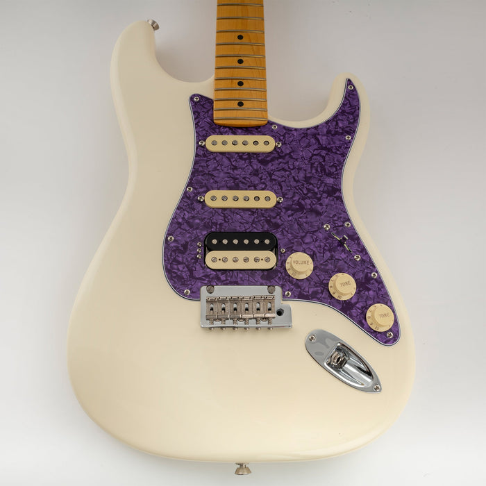 Musiclily Pro 11穴 ラウンドコーナー HSS STタイプピックガード USA/メキシコStratストラトギター用 4点止めオープンタイプのハムバッキングピックアップ 4プライ エイジドホワイトパール