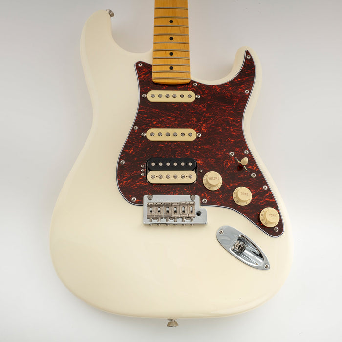 Musiclily Pro 11穴 ラウンドコーナー HSS STタイプピックガード USA/メキシコStratストラトギター用 4点止めオープンタイプのハムバッキングピックアップ 4プライ エイジドホワイトパール