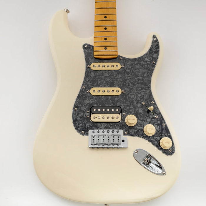 Musiclily Pro 11穴 ラウンドコーナー HSS STタイプピックガード USA/メキシコStratストラトギター用 3点止めオープンタイプのハムバッキングピックアップ 4プライ エイジドホワイトパール