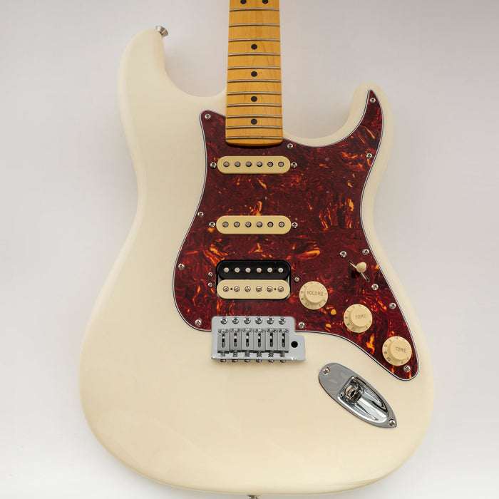 Musiclily Pro 11穴 ラウンドコーナー HSS STタイプピックガード USA/メキシコStratストラトギター用 3点止めオープンタイプのハムバッキングピックアップ 4プライ エイジドホワイトパール