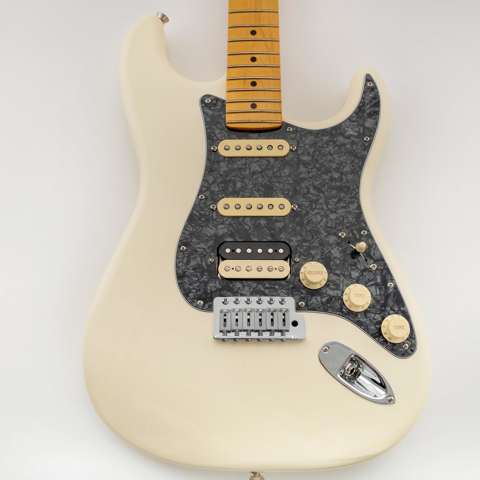 detail of musiclily pro 11 hole round corner hss guitar strat pickguard for usa mexican strat 2 screw humbucking open pickup mx1385p