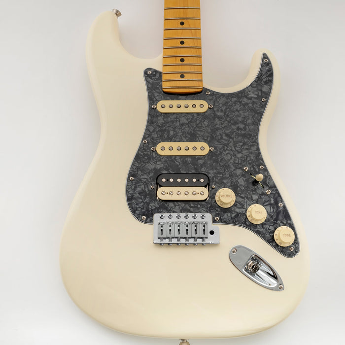 Musiclily Pro 11穴 ラウンドコーナー HSS STタイプピックガード USA/メキシコStratストラトギター用 2点止めオープンタイプのハムバッキングピックアップ 4プライ エイジドホワイトパール