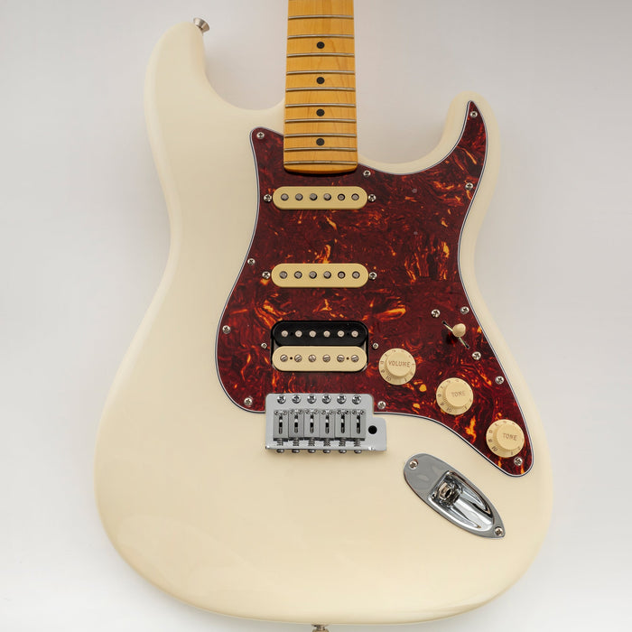 Musiclily Pro 11穴 ラウンドコーナー HSS STタイプピックガード USA/メキシコStratストラトギター用 2点止めオープンタイプのハムバッキングピックアップ 4プライ エイジドホワイトパール