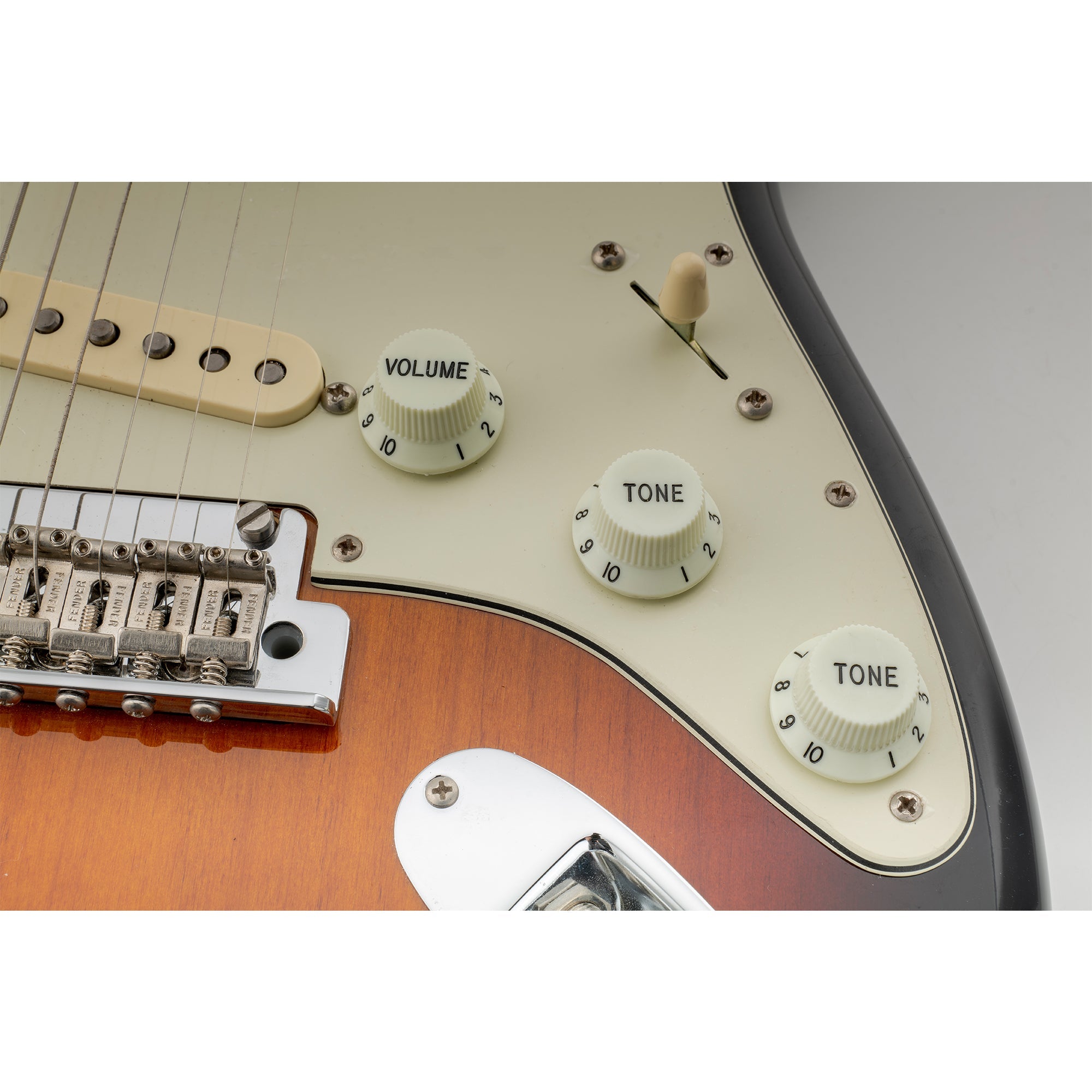 Musiclily Pro Zoll-Größe feine 24 Splines Gitarren-Ton- und Lautstärkereglerknöpfe für amerikanisch hergestellte Strat-Style-Elektrogitarren, Set von 2T1V