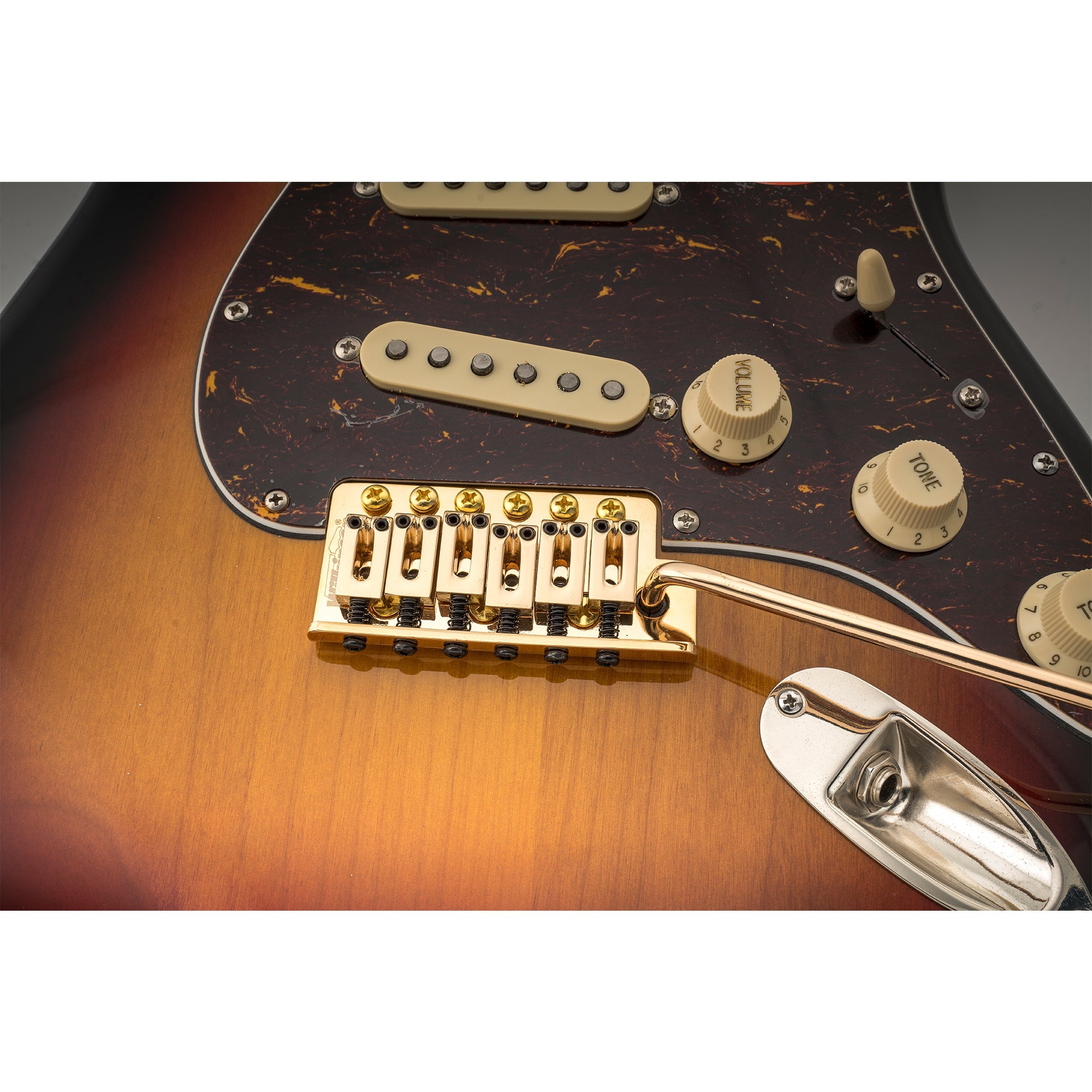 Wilkinson M-Serie 54 mm (2-1/8 Zoll) Gitarrentremolobrücke mit 6-Schrauben-Modernem Sattel und 36-mm-Block, 2,125-Zoll Saitenabstand, mit Einsteckarm für Strat-Stil-Elektrogitarren