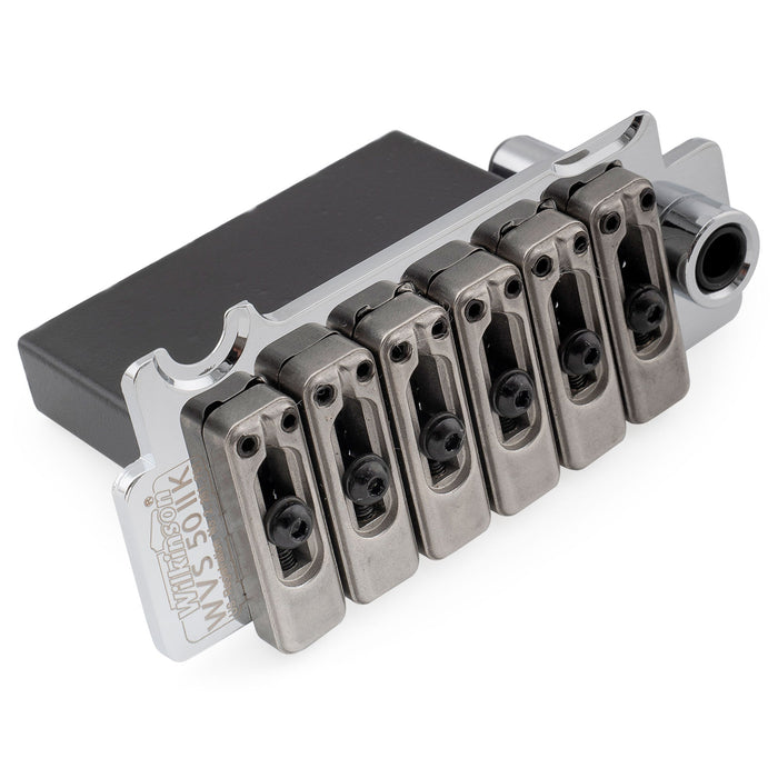 Puente de trémolo Wilkinson WVS50IIK de 52,5 mm (2-1/16 pulgadas), con silletas de acero inoxidable de dos puntos y bloque de acero completo para guitarra eléctrica Strat de EE. UU., México, Japón y Corea.