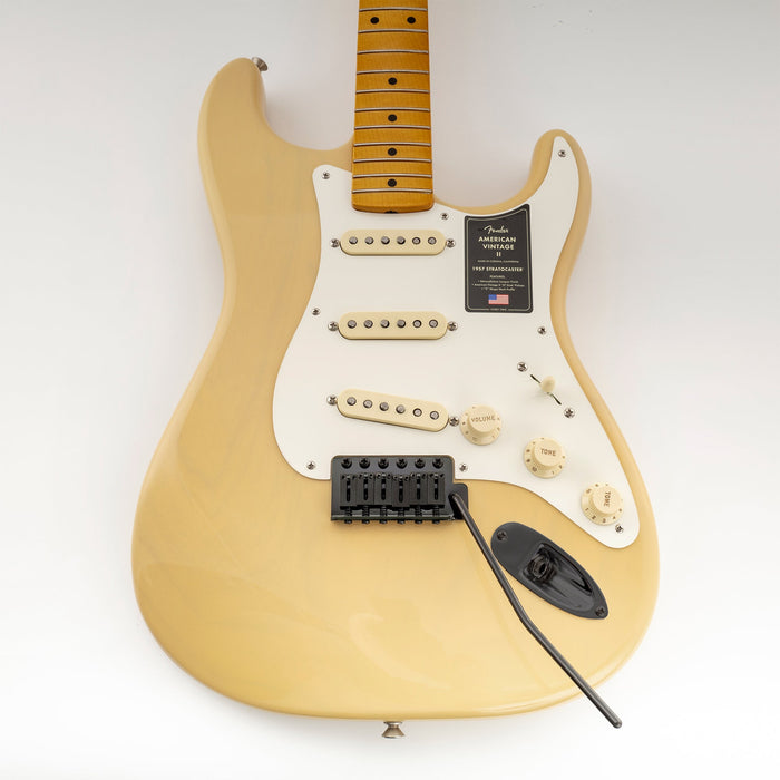 Musiclily Ultra 52,5mm(2-1/16 Zoll) Amerikanischer Vintage-Stil 6-Schrauben ST Tremolo-Brücke mit modernen Messelattensätteln 42mm Massiver Messingblock Push-In Arm für Strat-Stil E-Gitarre, Schwarz