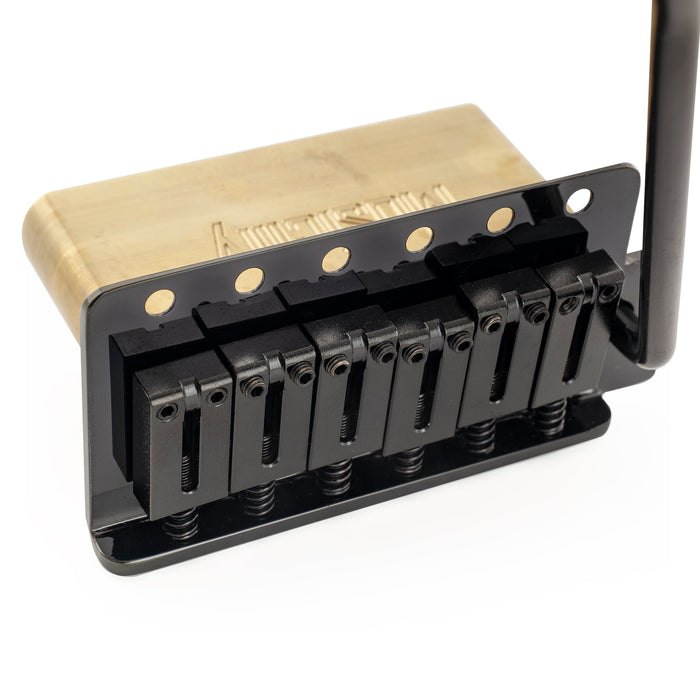 Musiclily Ultra 52,5mm(2-1/16 Zoll) Amerikanischer Vintage-Stil 6-Schrauben ST Tremolo-Brücke mit modernen Messelattensätteln 42mm Massiver Messingblock Push-In Arm für Strat-Stil E-Gitarre, Schwarz