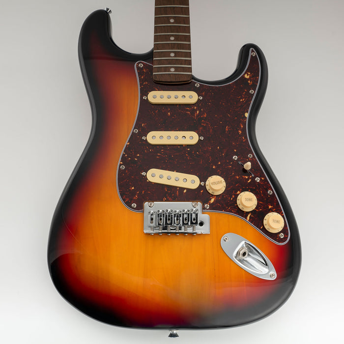 Musiclily Pro-SE ST-60SE 配線済みキット SSSピックガード アルニコ5ピックアップ付き Stratストラトエレキギター用 4プライ エイジドホワイトパール