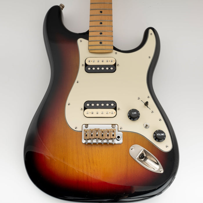 Musiclily Pro 11穴 ST HHピックガード ラウンドコーナーのカバー無しハムバッカー 2ポット穴とミニスイッチ穴 Fender Squier Stratストラトエレキギター用 4プライ エイジドホワイトパール